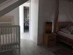 location Maison Villa Guadeloupe - Suite (chambre avec salle de douche et WC indépendant)  climatisée à l'étage gauche avec lit de 160 et lit bébé avec placard