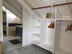 location Maison Villa Guadeloupe - Suite (chambre avec salle de douche et WC indépendant)  climatisée à l'étage gauche avec lit de 160 et lit bébé avec placard