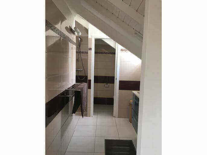 Location VillaMaison en Guadeloupe - Suite (chambre avec salle de douche et WC indépendant)  climatisée à l'étage gauche avec lit de 160 et lit bébé avec placard