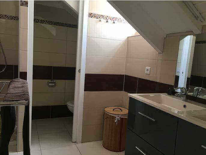 Location VillaMaison en Guadeloupe - SDD de la suite (chambre avec salle de douche et WC indépendant)  climatisée à l'étage gauche avec lit de 160 et lit bébé avec placard