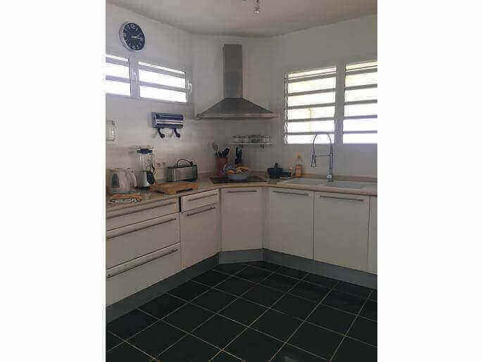Location VillaMaison en Guadeloupe - Cuisine entièrement aménagée et équipée réfrigérateur Américain 