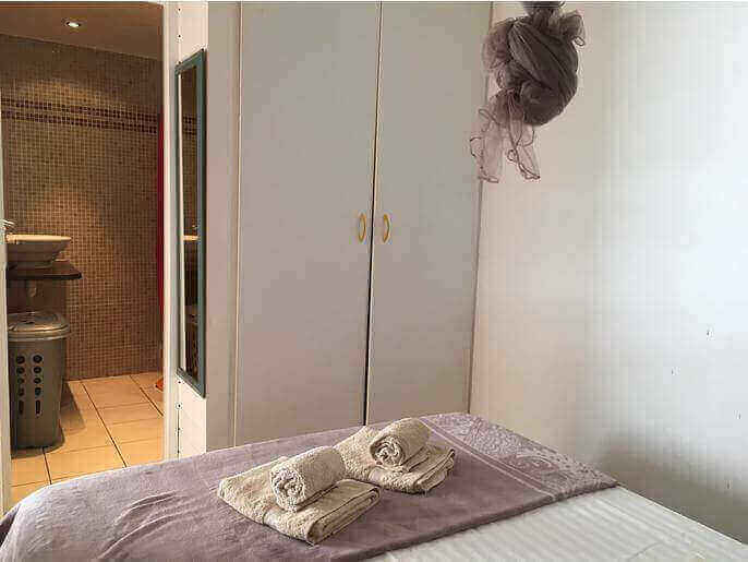Location VillaMaison en Guadeloupe - Chambre du bungalow climatisée avec sa salle de douche/WC