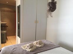 location Maison Villa Guadeloupe - Chambre du bungalow climatisée avec sa salle de douche/WC