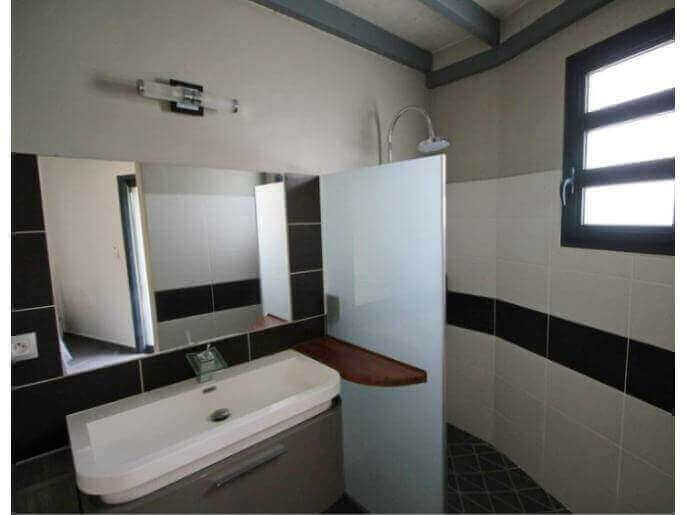 Location VillaMaison en Guadeloupe - Même cette salle de bain  vous aurez un plaisir d'y prendre une douche 